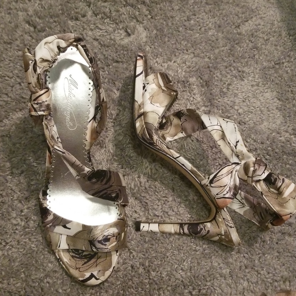 NWOT Michaelangelo heels